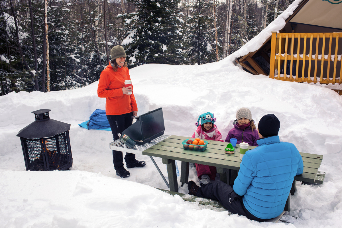 Camping d'hiver en famille en tente OTENTik au Parc national de la Mauricie