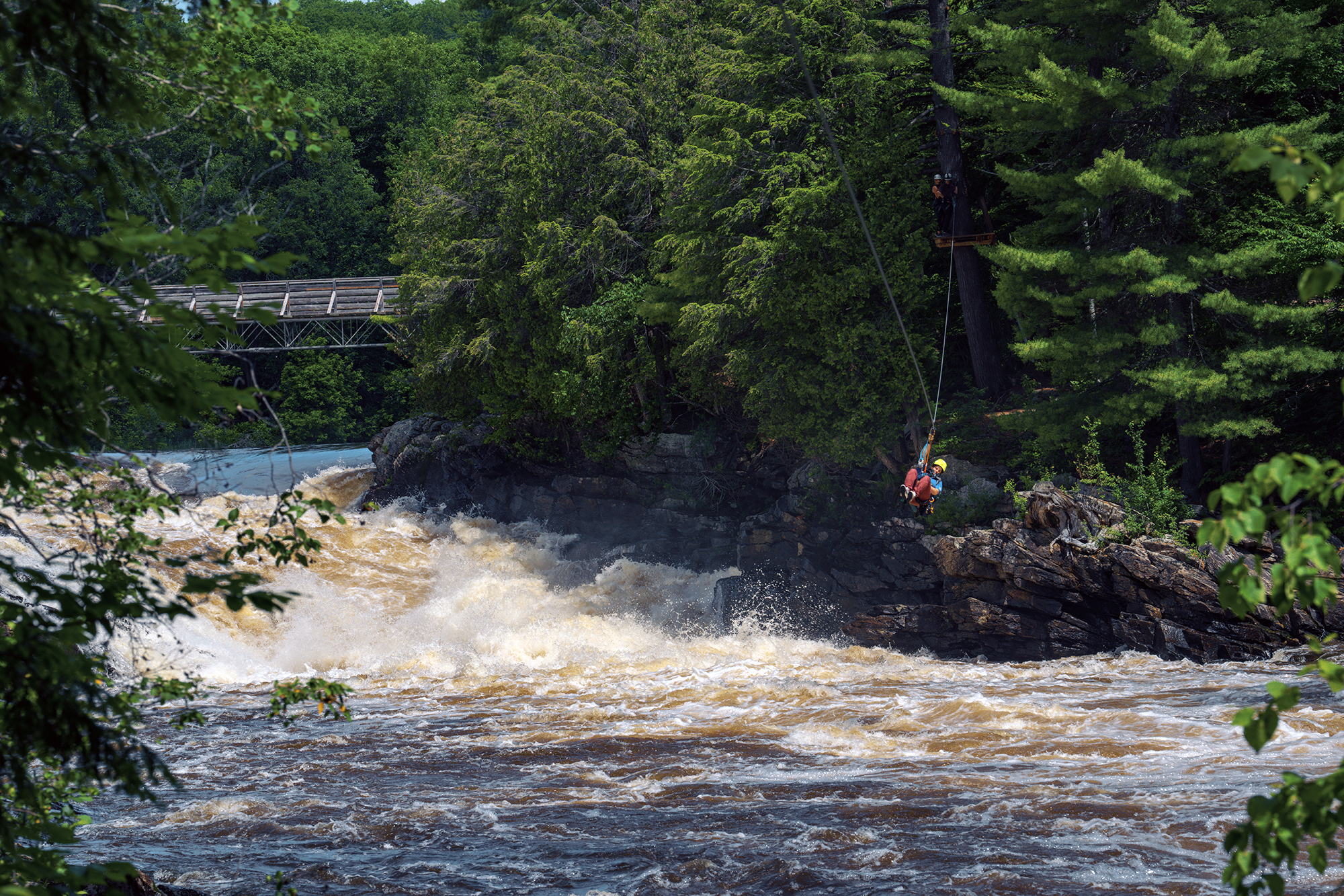 Tyrolienne au dessus des chutes au Parc de la Rivière Batiscan