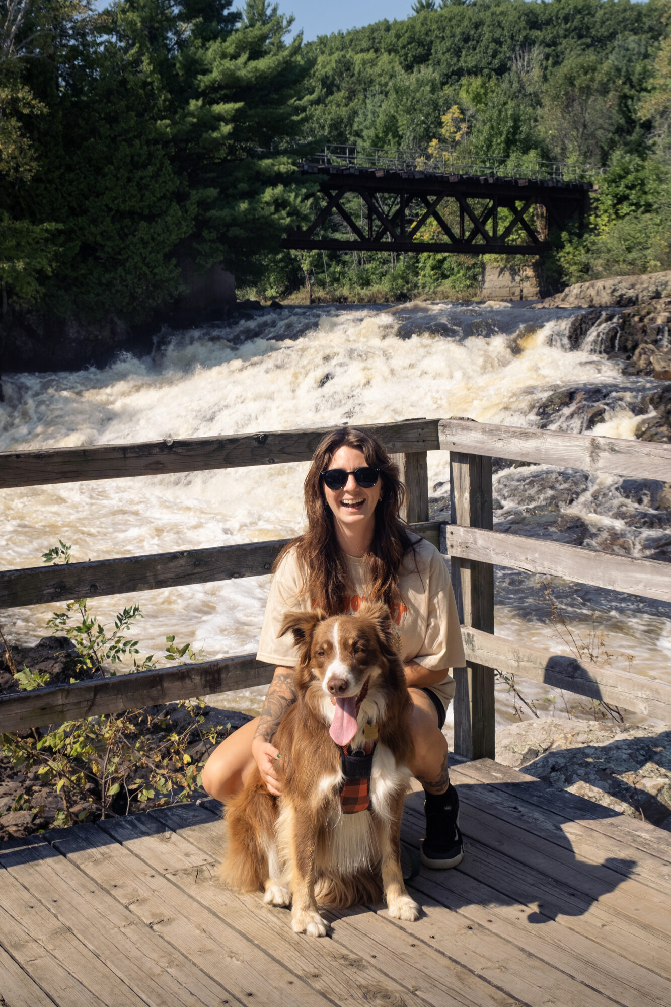 Femme et son chien posant devant une chute au Parc des Chutes de Sainte-Ursule